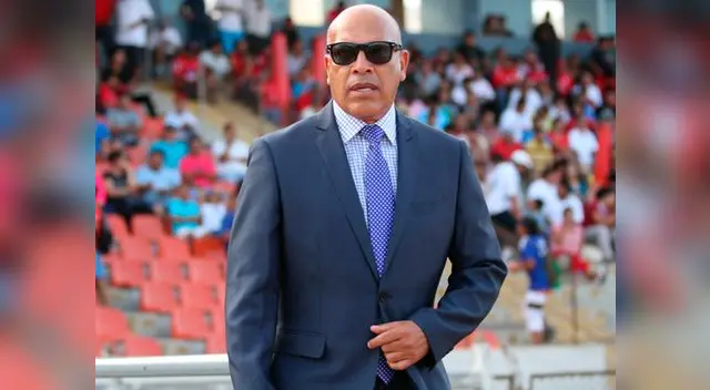 Roberto Mosquera empezó su carrera como DT en Unión Huaral en 1995. Roberto Mosquera empezó su carrera como DT en Unión Huaral en 1995.