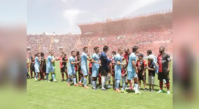 Los jugadores de Melgar y Real Garcilaso se saludan antes del partido. Los jugadores de Melgar y Real Garcilaso se saludan antes del partido.