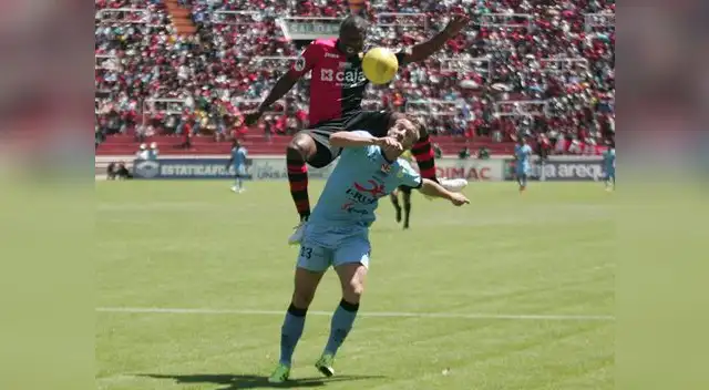 Edgar Villamarín gana por arriba ante la presencia de Danilo Carando. Edgar Villamarín gana por arriba ante la presencia de Danilo Carando.