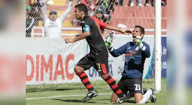 Ysrael Zúñiga celebra su gol ante la desazón de Pretel. Ysrael Zúñiga celebra su gol ante la desazón de Pretel.