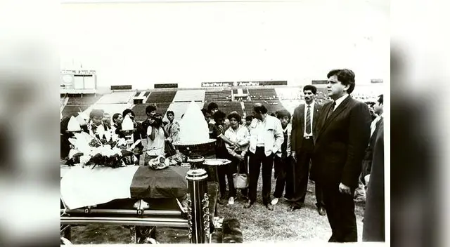 Alan García, presidente en 1987, al frente de uno de los féretros Alan García, presidente en 1987, al frente de uno de los féretros
