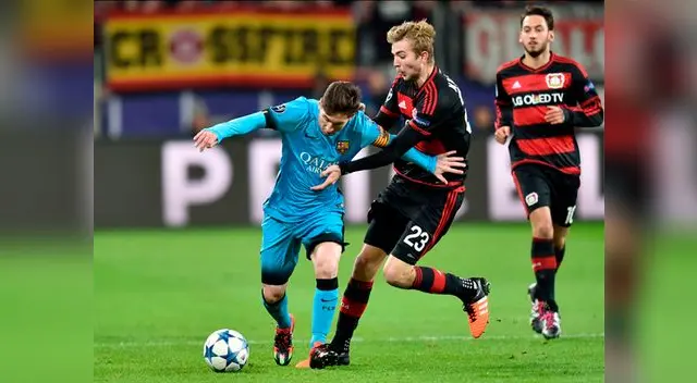 Lionel Messi disputa el balón con Christopher Kramer. Lionel Messi disputa el balón con Christopher Kramer.