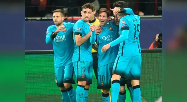 Lionel Messi celebra su golazo con sus compañeros del Barcelona. Lionel Messi celebra su golazo con sus compañeros del Barcelona.