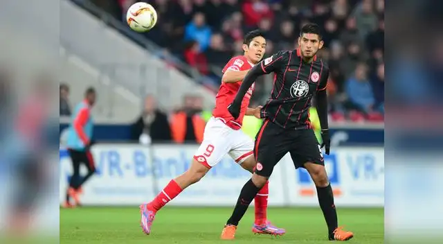 Carlos Zambrano defiende al Eintracht Frankfurt alemán  Carlos Zambrano defiende al Eintracht Frankfurt alemán