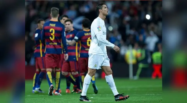 Barcelona celebra el gol de Luis Suárez ante la desazón de Cristiano Ronaldo. Barcelona celebra el gol de Luis Suárez ante la desazón de Cristiano Ronaldo.