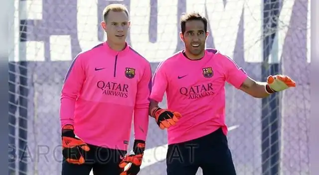 Marc André Ter Stegen y Claudio Bravo en un entrenamiento del Barcelona.