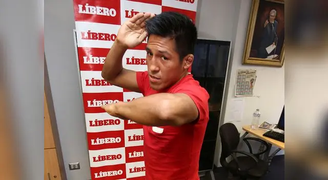 Barzola mostrando uno de los golpes que le dio al mexicano Gutiérrez  Barzola mostrando uno de los golpes que le dio al mexicano Gutiérrez