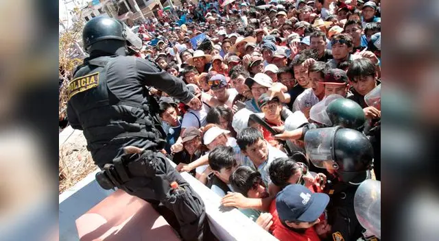Policías tuvieron que mojar a las personas por el intenso calor