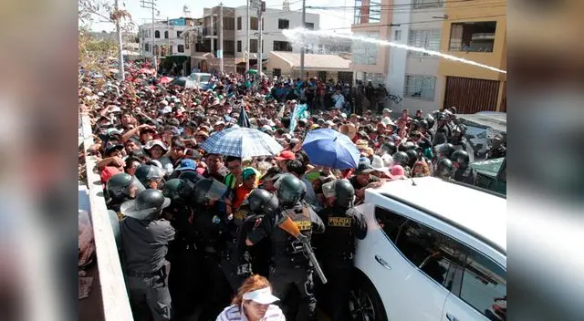 Policías tuvieron que mojar a las personas por el intenso calor