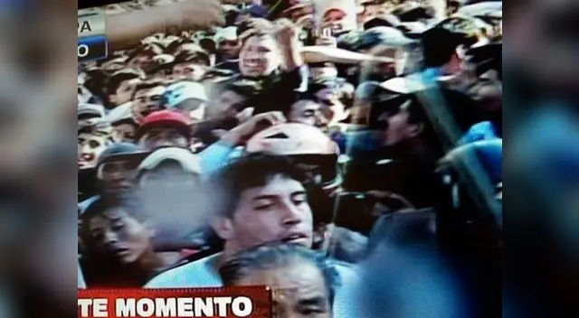 Auto de la policía mojó a las personas por el intenso calor 