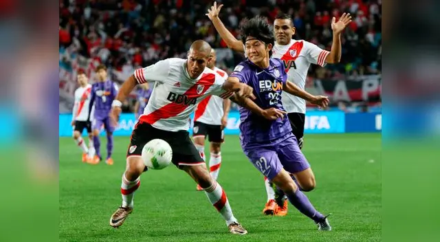 River Plate vs. Sanfrecce Hiroshima: Maidana disputa el balón con Minagawa. River Plate vs. Sanfrecce Hiroshima: Maidana disputa el balón con Minagawa.