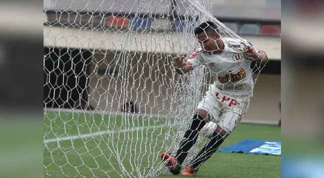 Raúl Ruidíaz cae en las redes en un partido de Universitario en el Monumental. Raúl Ruidíaz cae en las redes en un partido de Universitario en el Monumental.