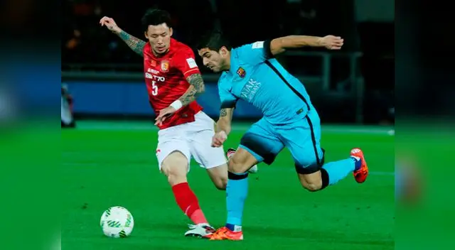 Barcelona vs. Guangzhou Evergrande: Luis Suárez disputa un balón con un rival. Barcelona vs. Guangzhou Evergrande: Luis Suárez disputa un balón con un rival.