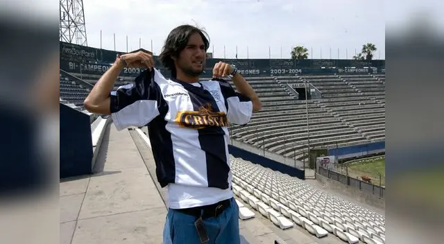 Eduardo Uribe fue formado en las divisiones de Alianza, pero su debut en Primera fue en Municipal en 2004. Eduardo Uribe fue formado en las divisiones de Alianza, pero su debut en Primera fue en Municipal en 2004.