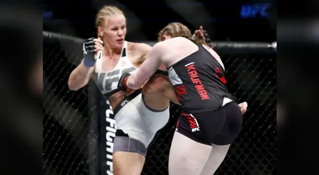Valentina Shevchenko le da un patadón a Sarah Kaufman. Valentina Shevchenko le da un patadón a Sarah Kaufman.
