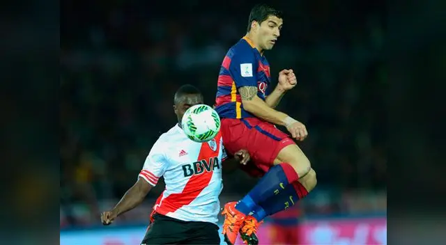 Barcelona vs. River Plate: Luis Suárez disputa el balón con Balanta. Barcelona vs. River Plate: Luis Suárez disputa el balón con Balanta.