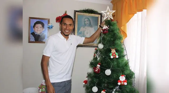 Carlos Lobatón ha sido tricampeón nacional con Cristal en 2005, 2012 y 2014. Carlos Lobatón ha sido tricampeón nacional con Cristal en 2005, 2012 y 2014.