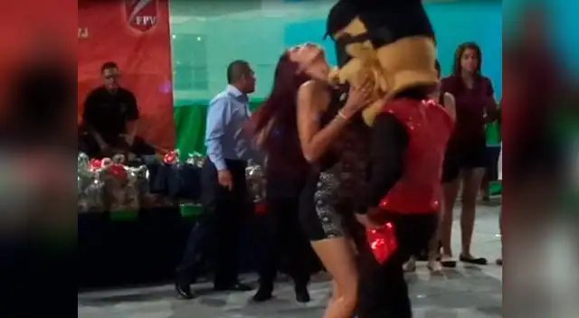 La voleibolista demostró sensuales movimientos  de cintura