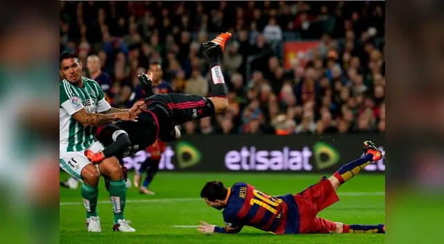 Juan Vargas no desentona en el partido. Marca con jerarquí a jugadores como Messi y Suárez Juan Vargas no desentona en el partido. Marca con jerarquí a jugadores como Messi y Suárez