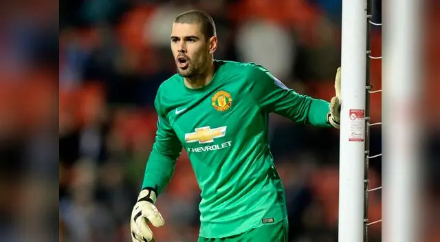 Víctor Valdés se peleó con Louis Van Gaal y dejaría el Manchester United. Cruz Azul sería su destino.