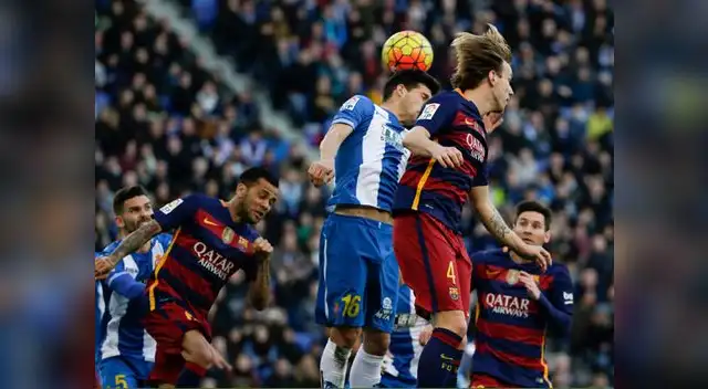 Barcelona vs. Espanyol: Rakitic luchando el balón 