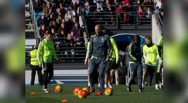 El nuevo técnico del Madrid al lado de sus jugadores El nuevo técnico del Madrid al lado de sus jugadores