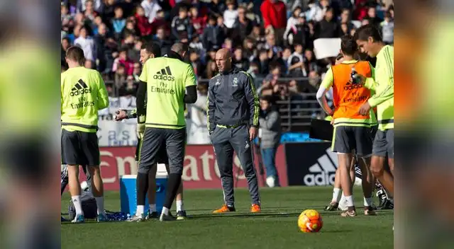 Ahora como entrenador, el francés da órdenes en el campo Ahora como entrenador, el francés da órdenes en el campo