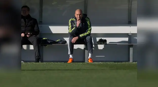 Zidane observando los prácticas Zidane observando los prácticas