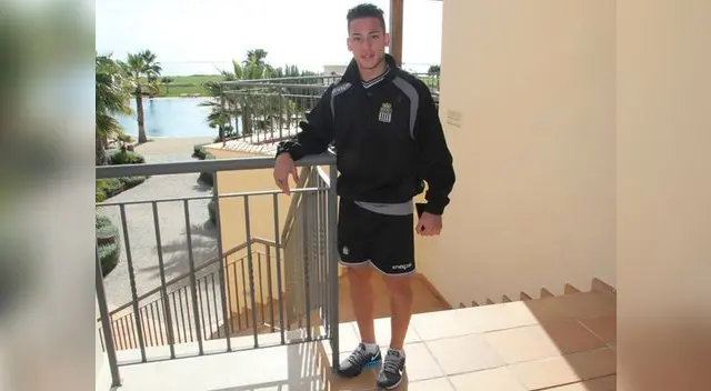 Cristian Benavente posando con la indumentaria del Sporting Charleroi