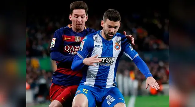 Barcelona vs. Espanyol EN VIVO: Messi disputa el balón con Álvarez.