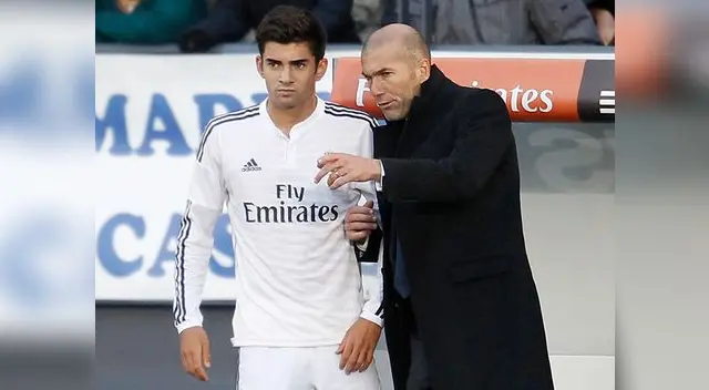 Zinedine Zidane da indicaciones a su hijo Enzo en el Real Madrid Castilla.