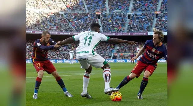 Barcelona vs. Granada: Success domina el balón ante la mirada de Rakitic´ y Vidal Barcelona vs. Granada: Success domina el balón ante la mirada de Rakitic´ y Vidal