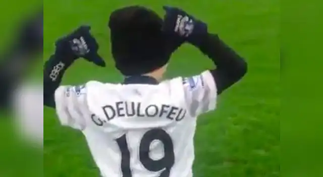 George Shaw muestra el nombre de su ídolo tras anotar gol.