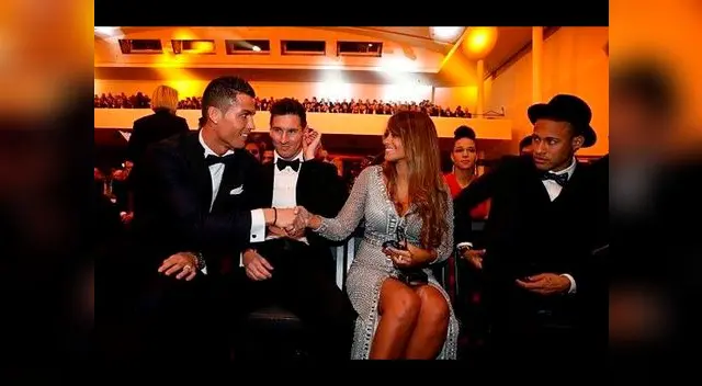 Cristiano Ronaldo saluda a Antonella Rocuzzo ante la mirada de Messi y Neymar. Cristiano Ronaldo saluda a Antonella Rocuzzo ante la mirada de Messi y Neymar.