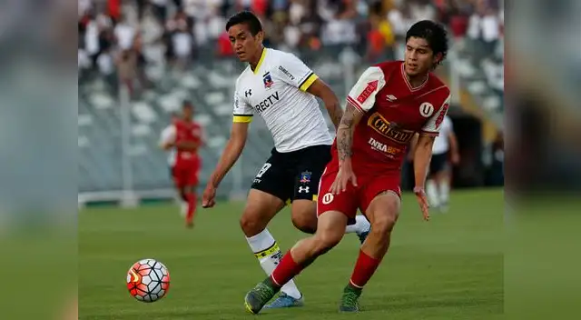 Universitario vs. Colo Colo: Benincasa disputa un balón ante Delgado. Universitario vs. Colo Colo: Benincasa disputa un balón ante Delgado.