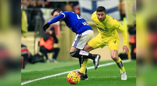 Villareal vs. Real Betis : Rubén Castro protege el balon ante Musacchio Villareal vs. Real Betis : Rubén Castro protege el balon ante Musacchio