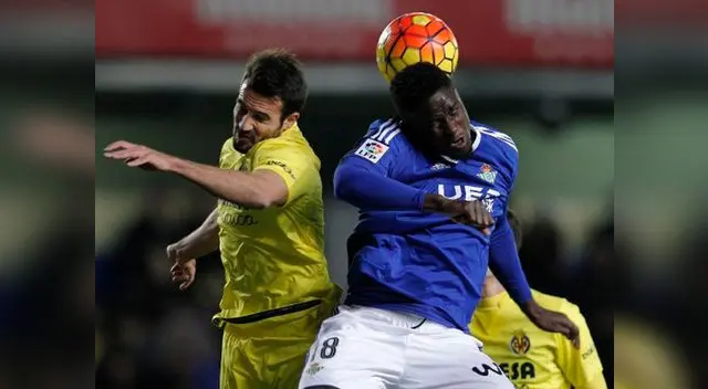 Villareal vs. Real Betis: N'Diaye y Mario Gaspar luchan el balón Villareal vs. Real Betis: N'Diaye y Mario Gaspar luchan el balón