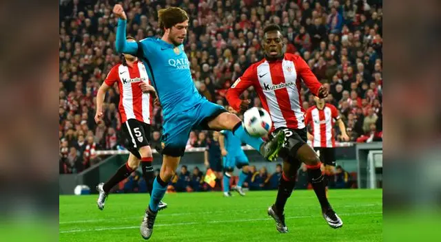 Barcelona vs. Athletic de Bilbao: Sergi Roberto le gana el balón a Iñaki Williams.