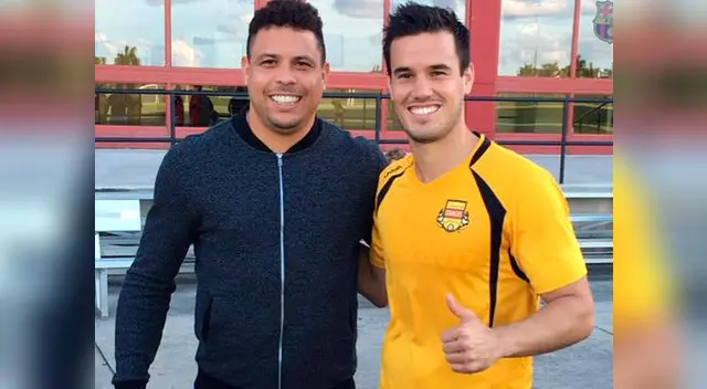 Aurelio Saco Vértiz posa junto a su ídolo Ronaldo.