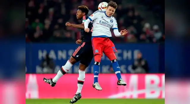 Bayern Múnich vs. Hamburgo: David Alaba disputa el balón con Nikolai Muller. Bayern Múnich vs. Hamburgo: David Alaba disputa el balón con Nikolai Muller.