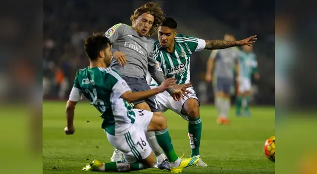 Real Madrid vs. Real Betis: Juan Vargas disputa el balón con Luka Modric.