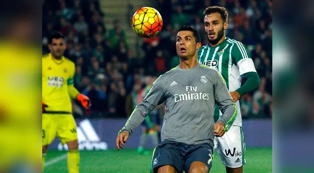Real Madrid vs. Real Betis: Cristiano Ronaldo controla el balón ante la marca de Germán Pezzella.