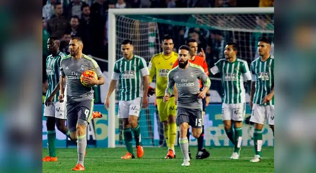 Real Madrid vs. Real Betis: Karim Benzema lleva el balón a la mitad de la cancha mientras el local reclama al árbitro el offside.