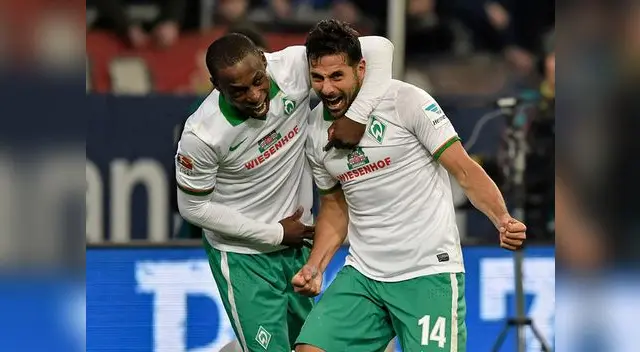 Schalke 04 vs. Werder Bremen: Ujah se cuelga del cuello de Pizarro en su gol 