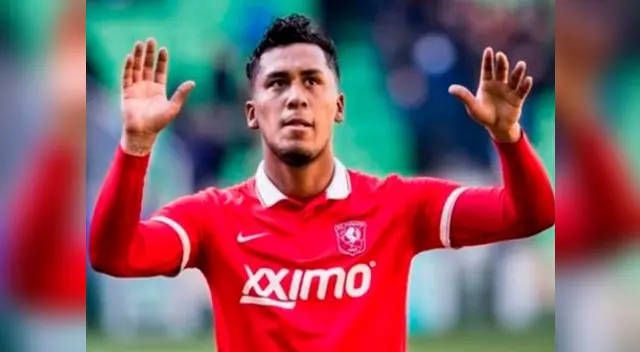 Renato Tapia con la camiseta de Twente