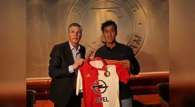 Tapia posando con su nueva camiseta Tapia posando con su nueva camiseta