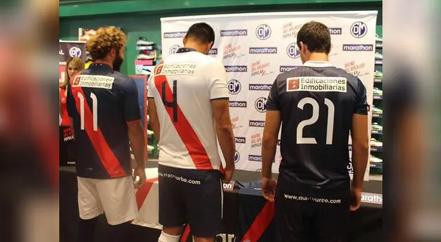 Deportivo Municipal presentando su nueva camiseta para el 2016