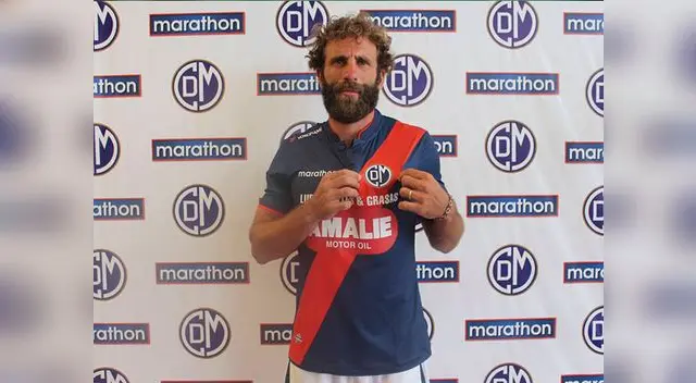 Juan Diego Gonzales Vigil en la presentación de la nueva camiseta