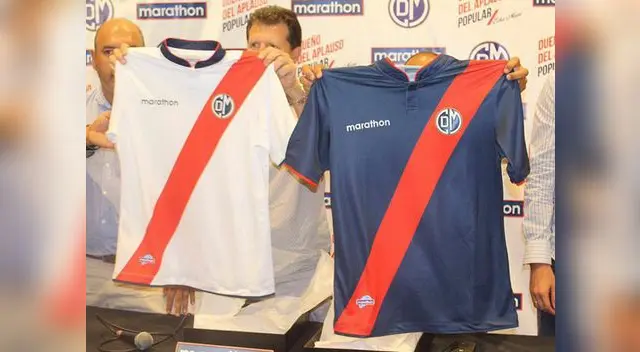 Deportivo Municipal presentando su nueva camiseta para el 2016