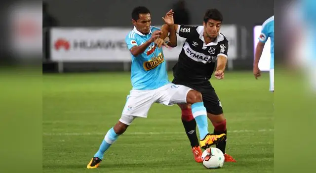 Carlos Lobatón disputa un balón con un jugador de Montevideo Wanderers. Carlos Lobatón disputa un balón con un jugador de Montevideo Wanderers.